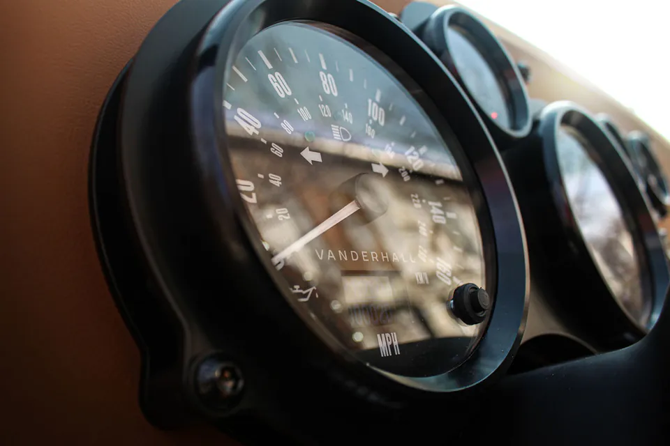 Venice analog speedometer set into tan leather